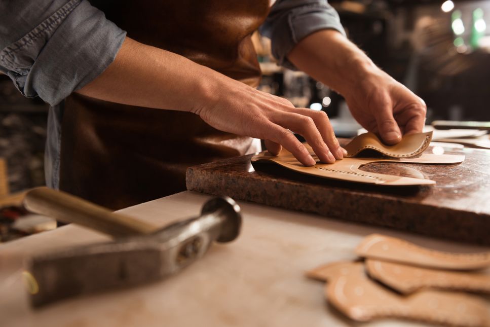 A Jasperosso pattern maker working with calf leather to make a pair of men’s leather sneakers designed by a customer using our 3D configurator.